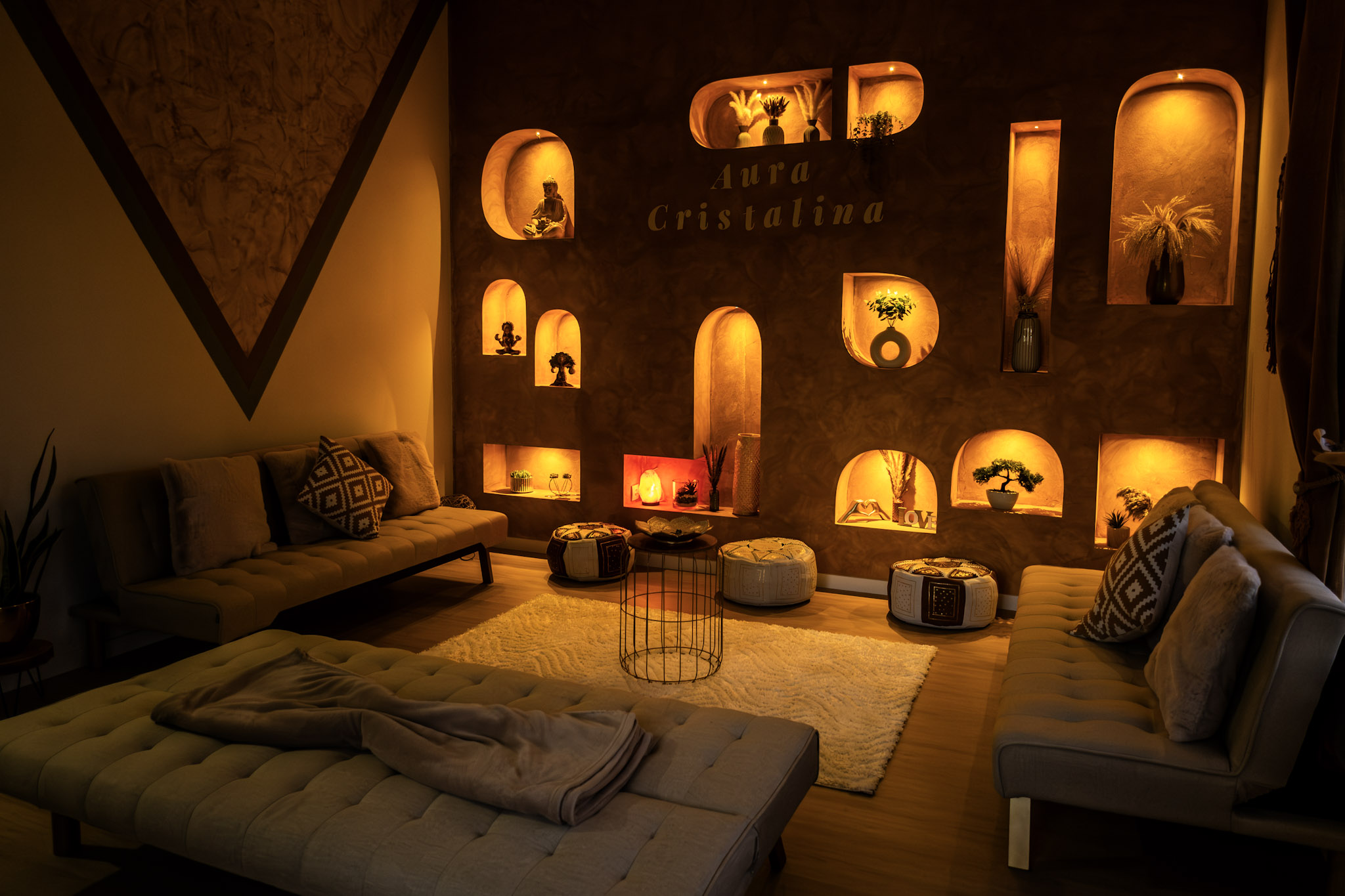 Aura Cristalina — altar e detalhes de cristais