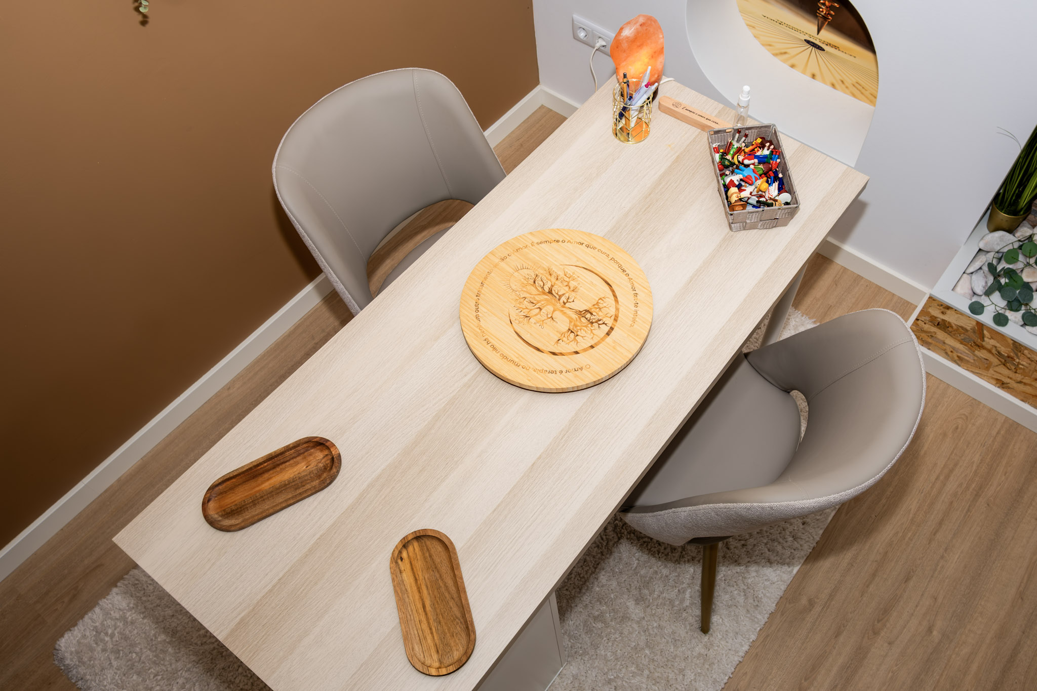 Sala preparada para sessões individuais e pequenos grupos no espaço Aura Cristalina