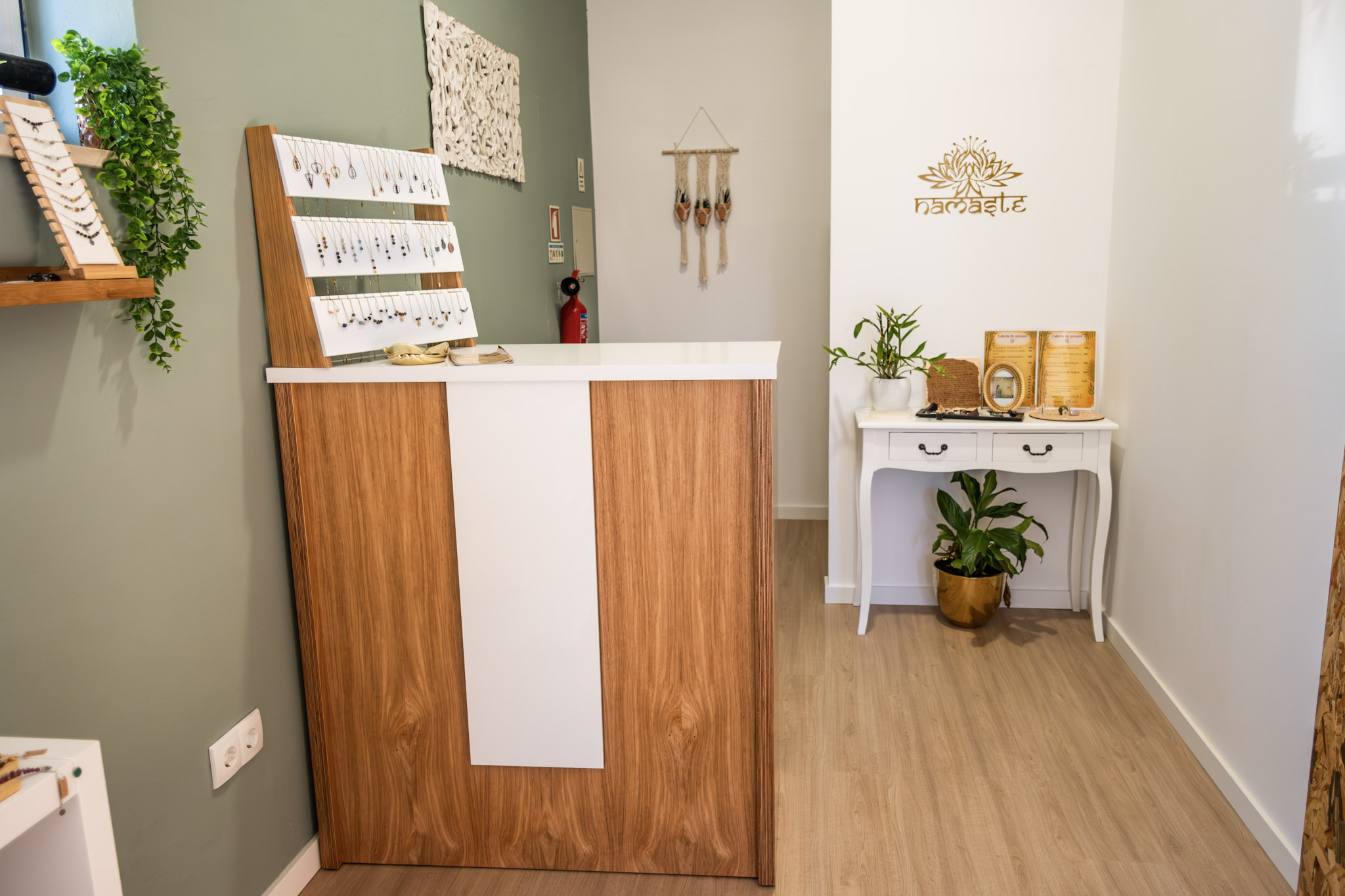 Detalhe de altar com velas, cristais e elementos naturais