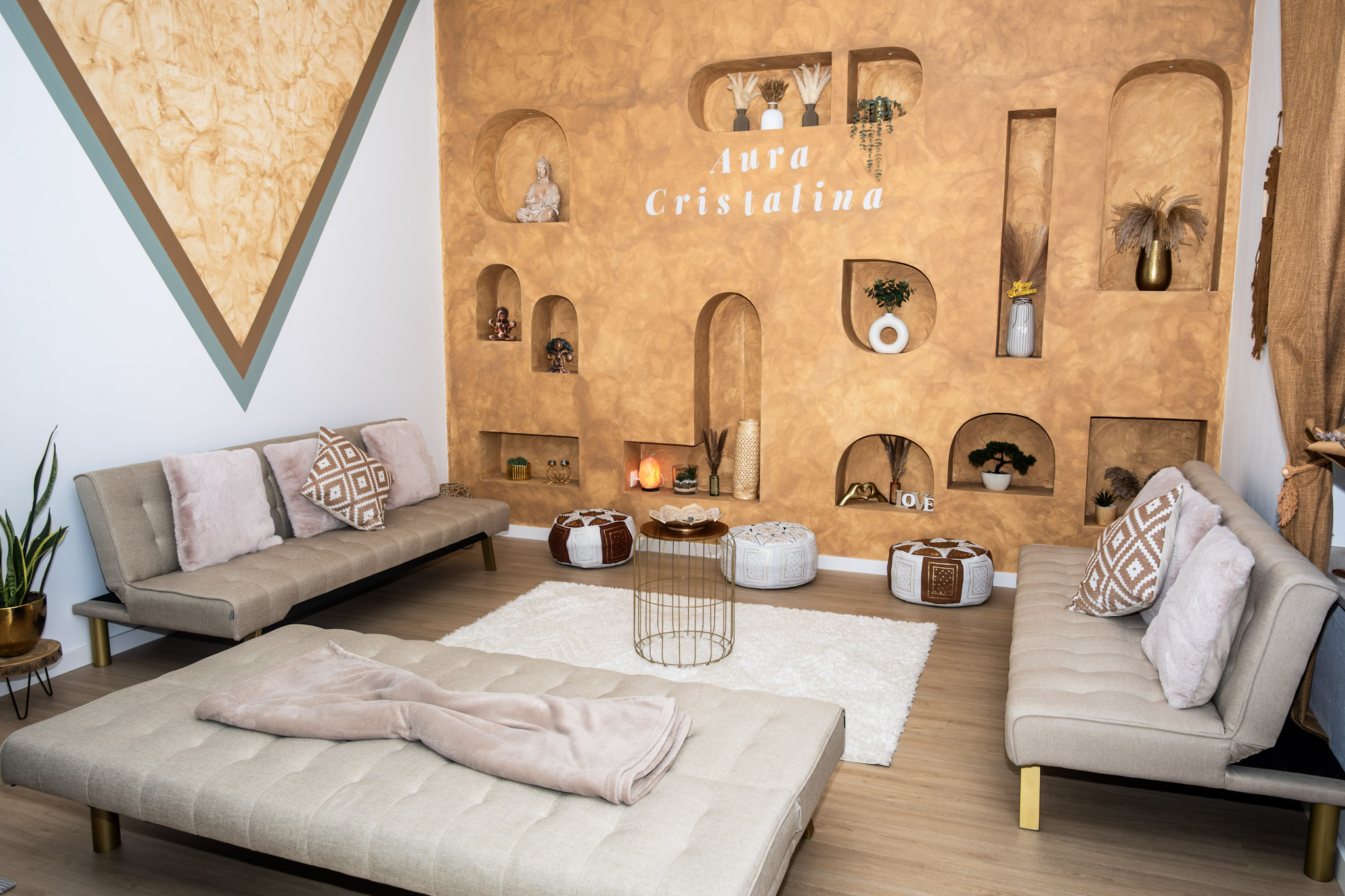 Zona de espera confortável com cadeiras e luz suave