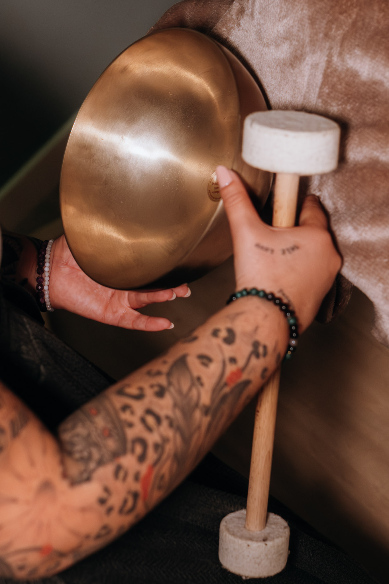 Espaço preparado para sessão de taças tibetanas