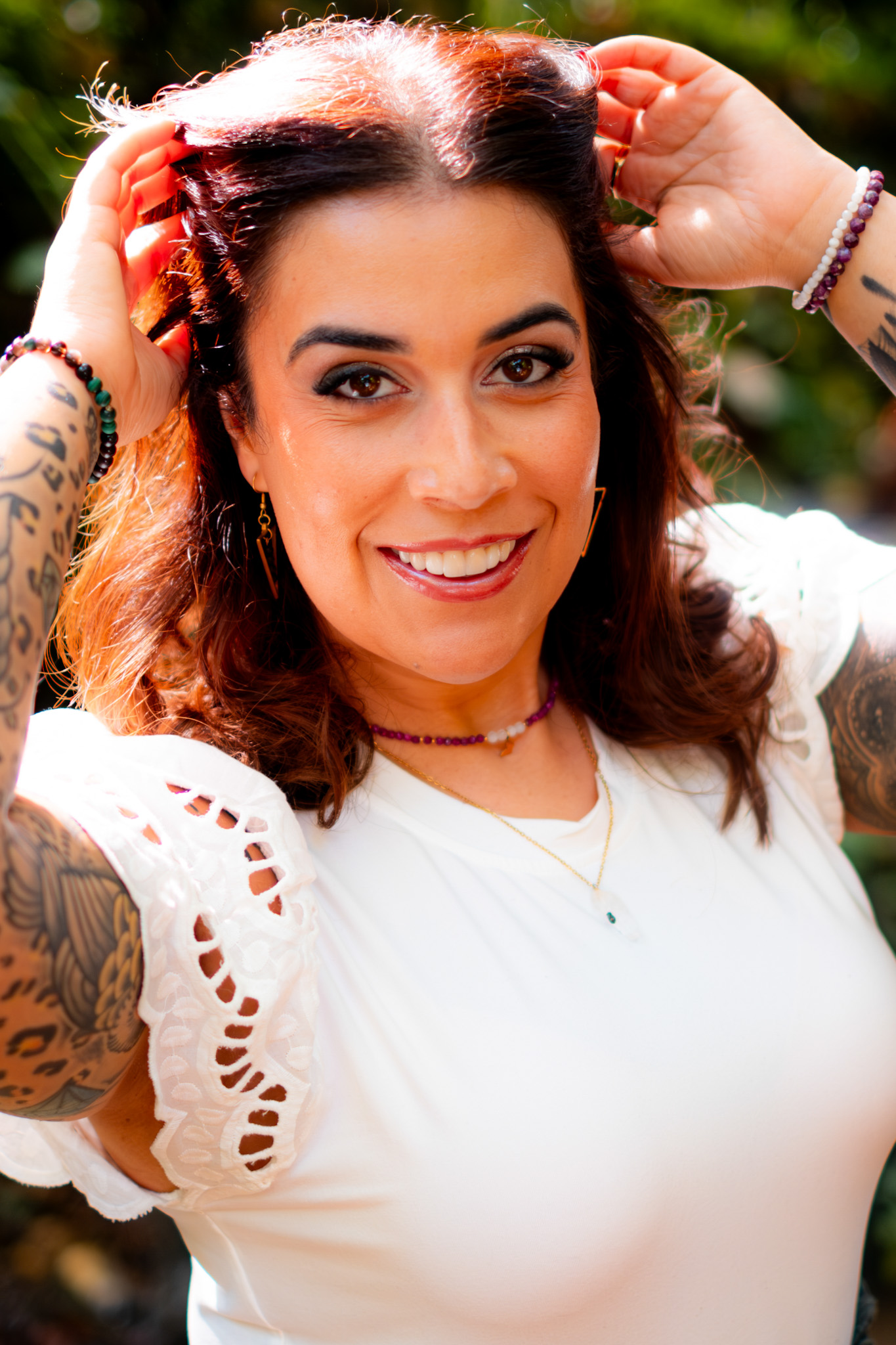 Fabiana Jesus em escadas rodeadas de natureza