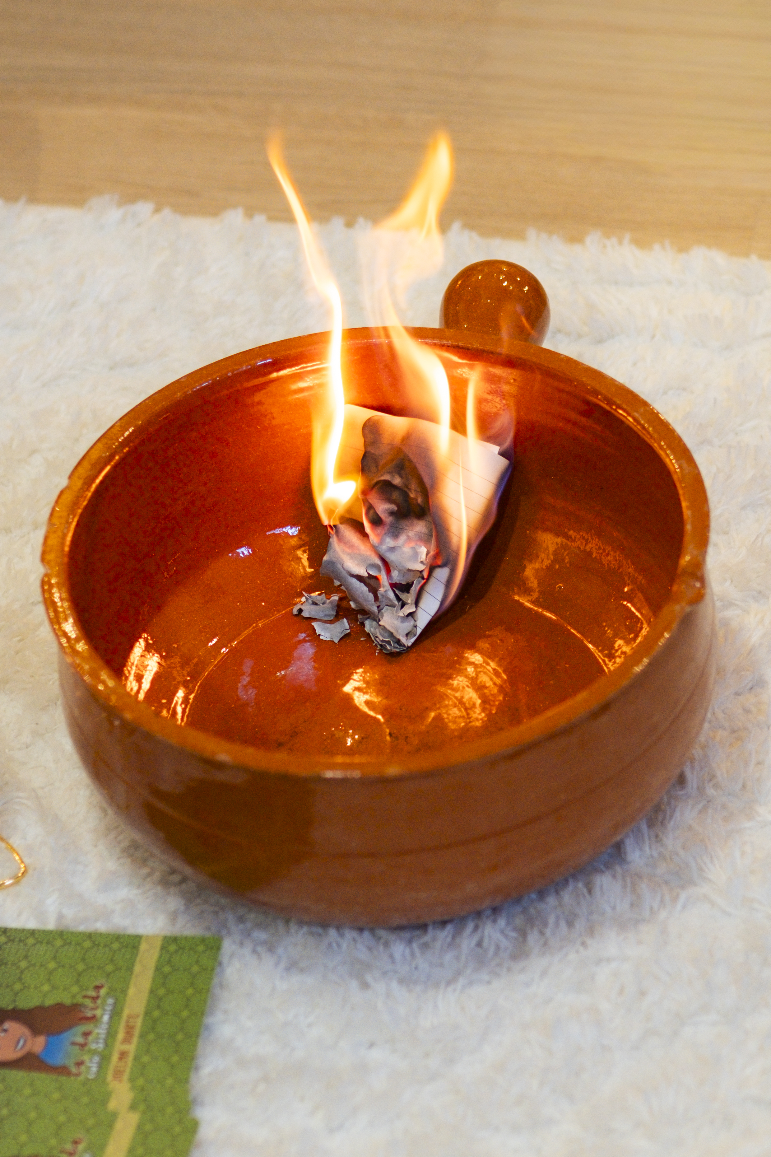 Ritual com fogo e libertação.