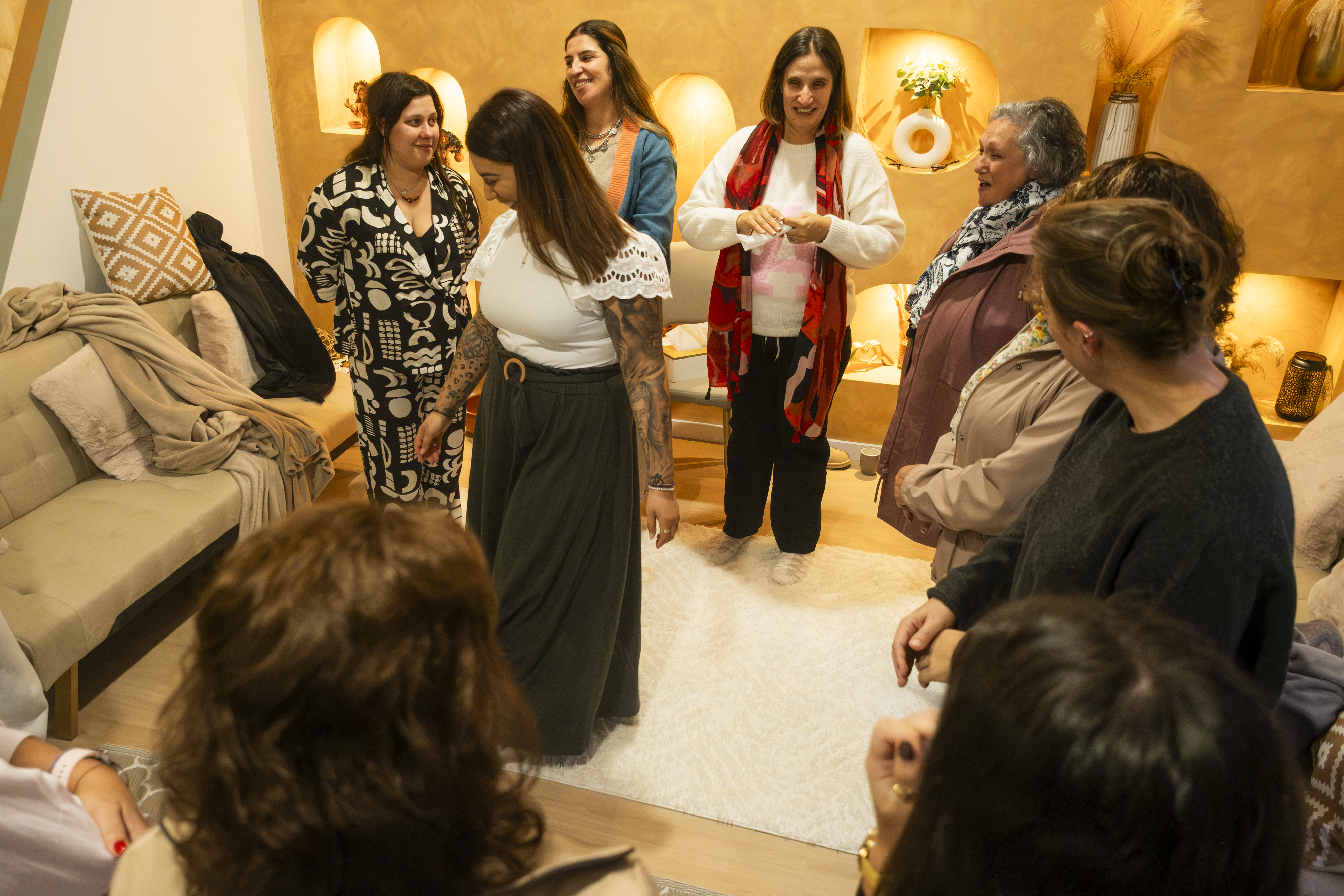 Círculo em pé no tapete branco.